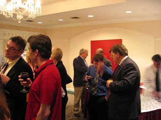 an slua, le Gear�id � Ceallaigh ag caint le P�draig � Siadhail