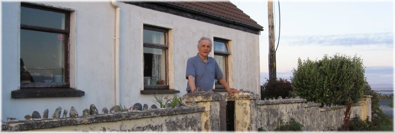 Ag a theach i gCoradh Bu&iacute;, Leitir Meall&aacute;in, 2005